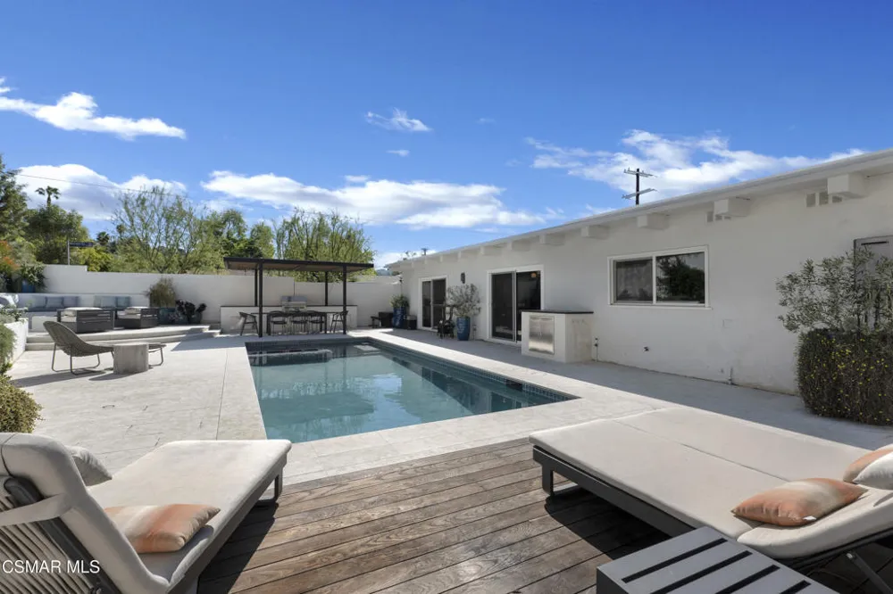 4500 Stark Avenue Woodland Hills, CA 91364
