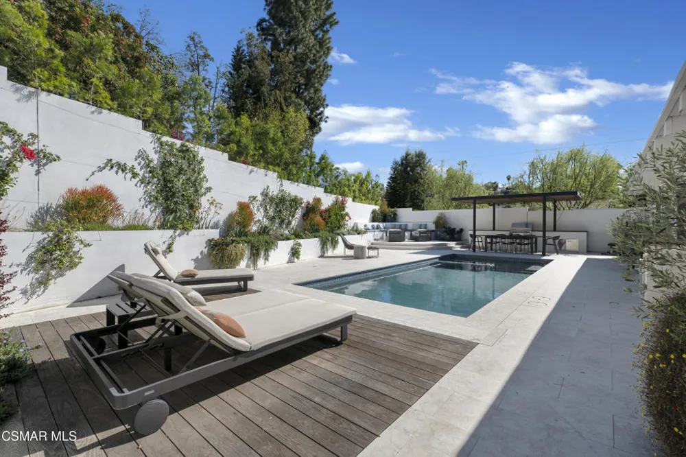 4500 Stark Avenue Woodland Hills, CA 91364