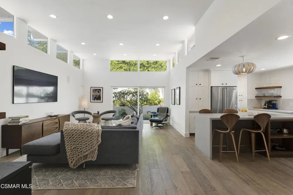4500 Stark Avenue Woodland Hills, CA 91364