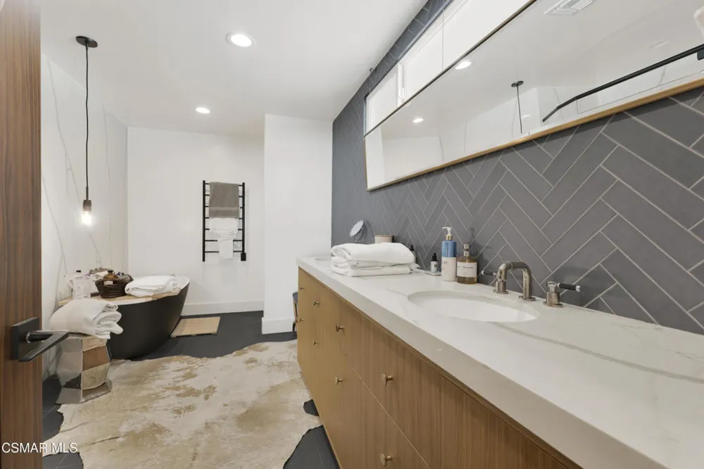 4500 Stark Avenue Woodland Hills, CA 91364