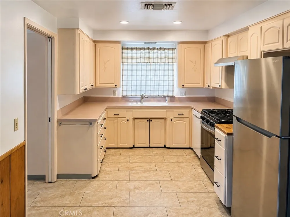 63 S Loma Upland, CA 91786