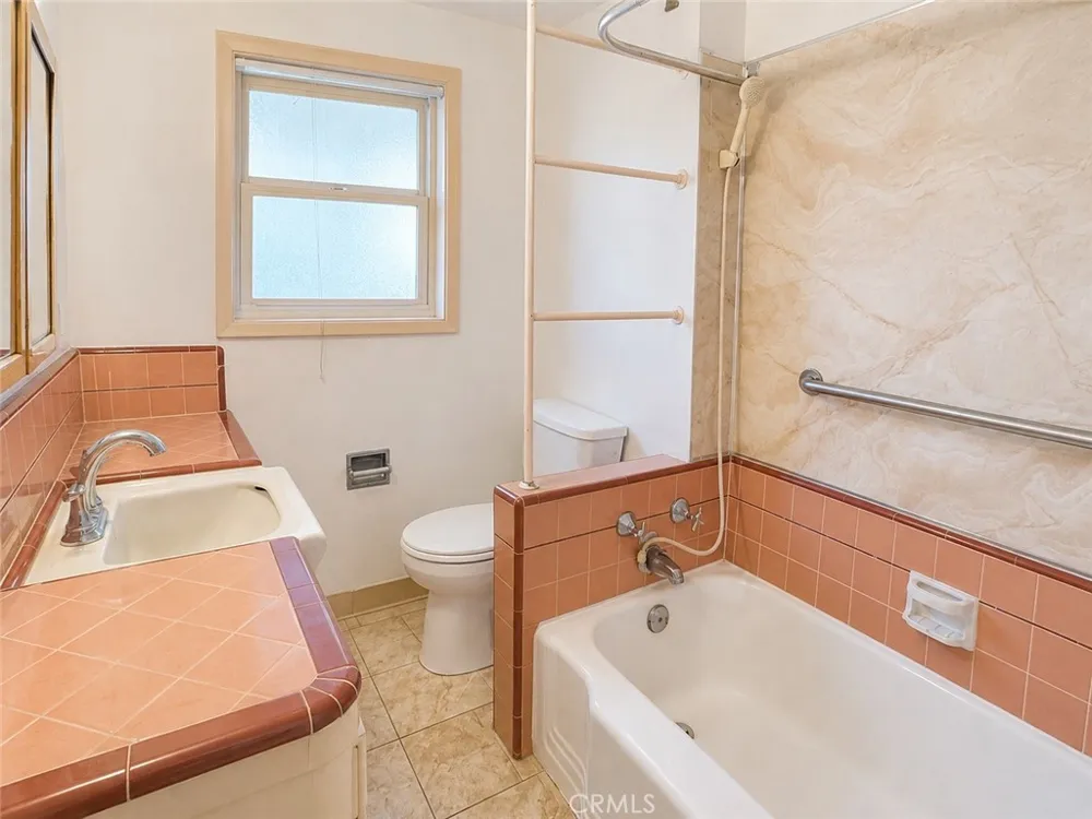 63 S Loma Upland, CA 91786
