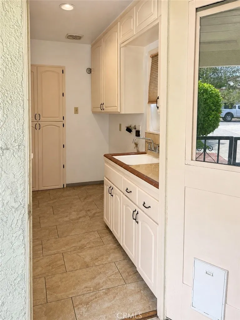 63 S Loma Upland, CA 91786