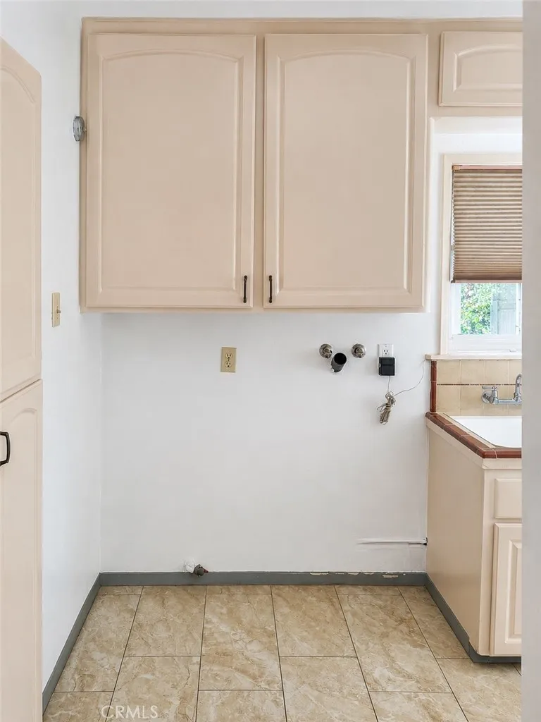 63 S Loma Upland, CA 91786