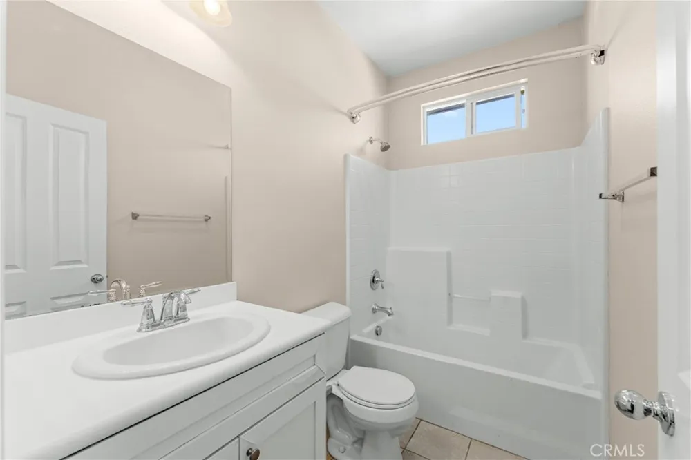 16001 Chase Fontana, CA 92336