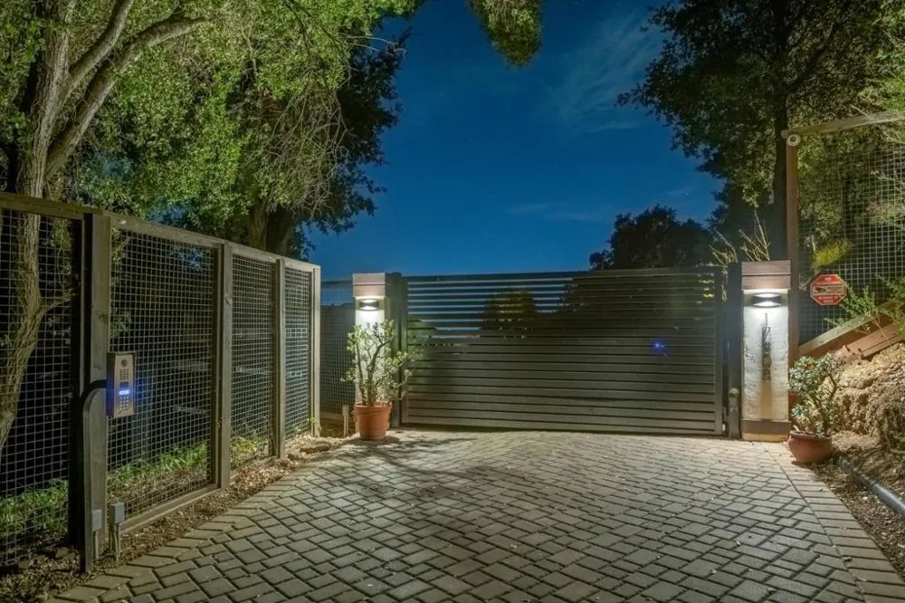 17808 Tourney Road Los Gatos, CA 95030