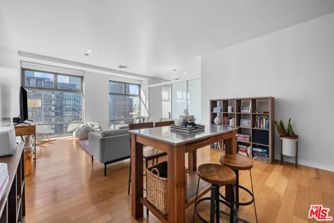 801 S Grand Avenue #1604