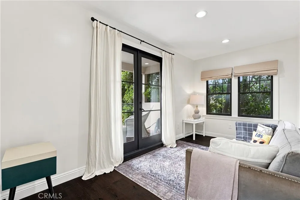 911 S Victoria Avenue Los Angeles, CA 90019