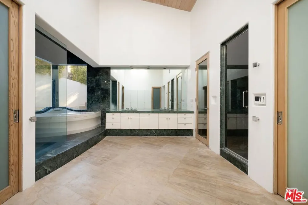 11975 Crest Place Beverly Hills, CA 90210