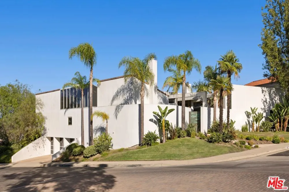 11975 Crest Place Beverly Hills, CA 90210