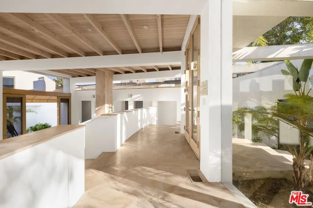 11975 Crest Place Beverly Hills, CA 90210
