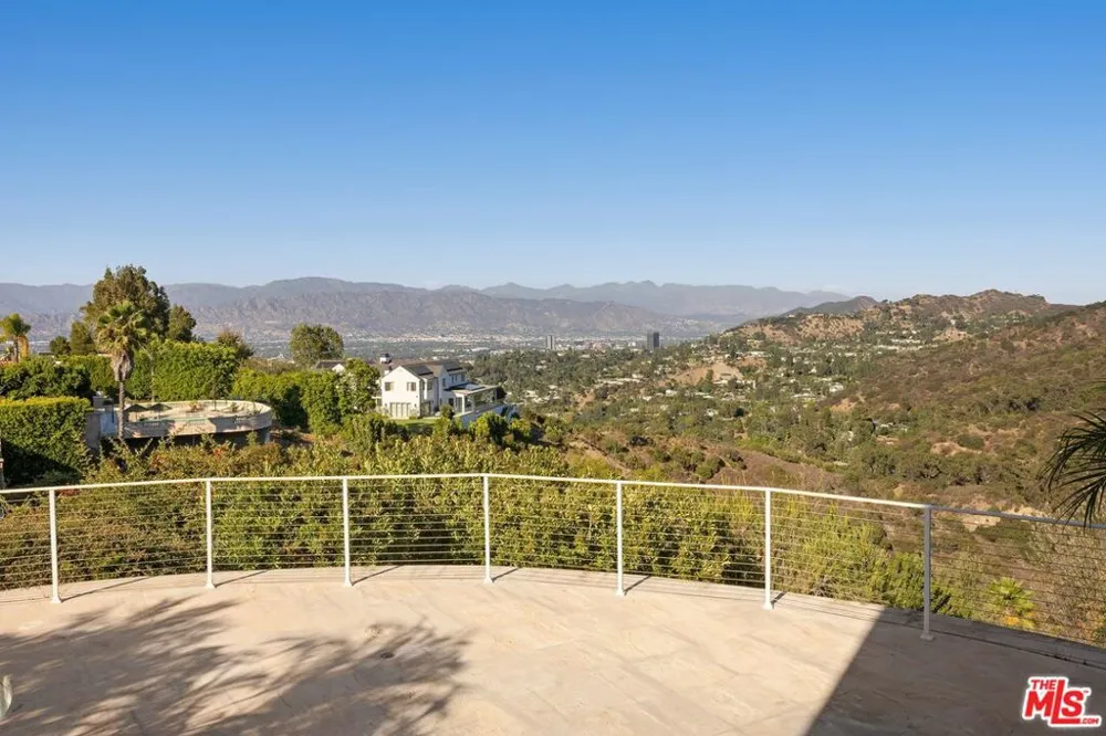 11975 Crest Place Beverly Hills, CA 90210