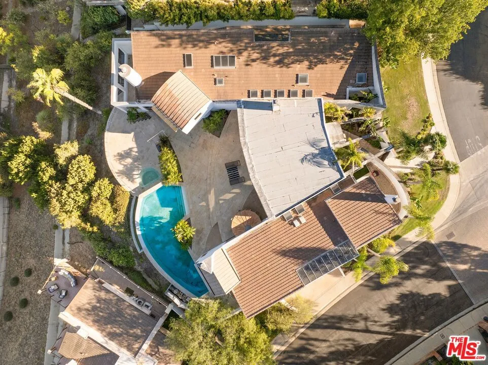 11975 Crest Place Beverly Hills, CA 90210