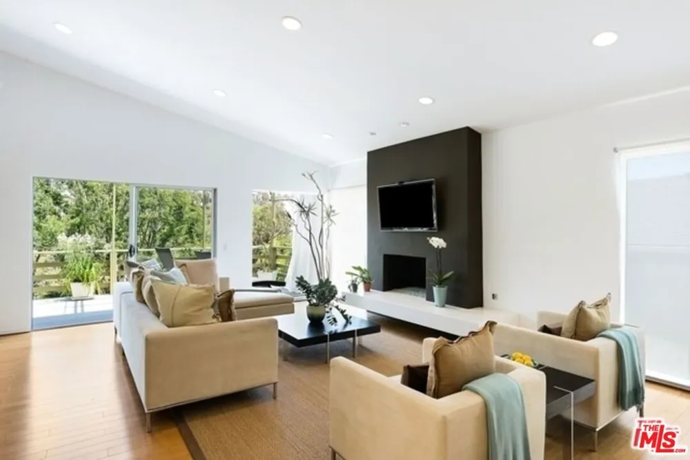 838 Las Casas Avenue Los Angeles, CA 90272