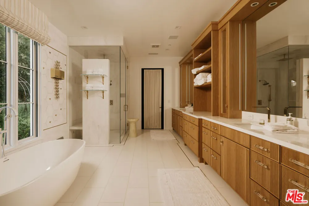 1445 Via Cresta Pacific Palisades, CA 90272