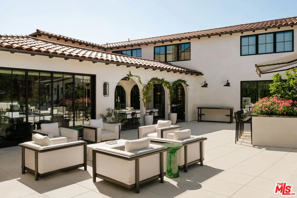1445 Via Cresta Pacific Palisades, CA 90272