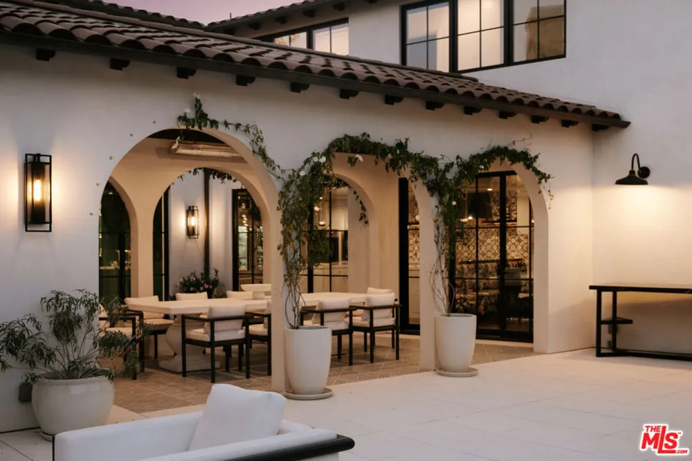 1445 Via Cresta Pacific Palisades, CA 90272