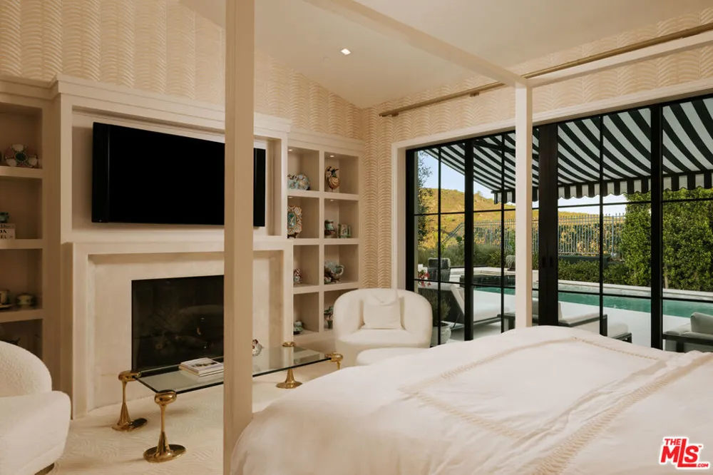 1445 Via Cresta Pacific Palisades, CA 90272