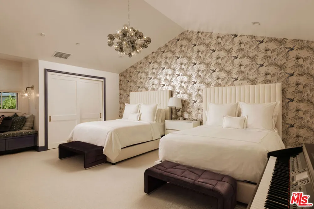 1445 Via Cresta Pacific Palisades, CA 90272