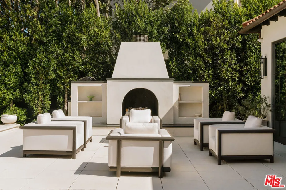 1445 Via Cresta Pacific Palisades, CA 90272