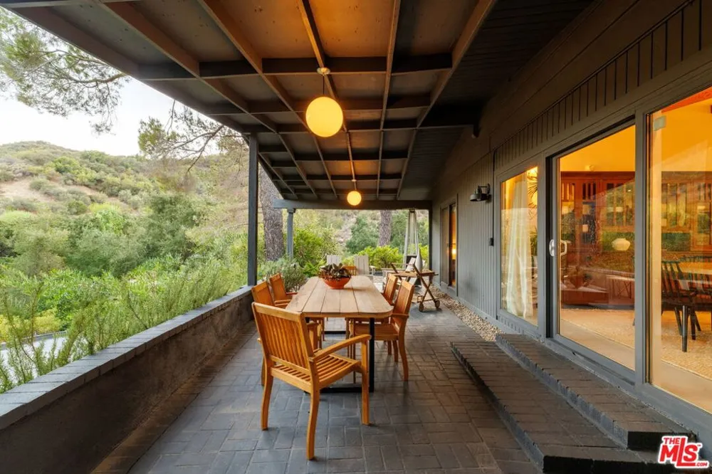24647 Mulholland Highway Calabasas, CA 91302
