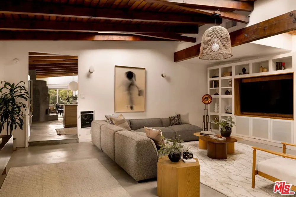 24647 Mulholland Highway Calabasas, CA 91302