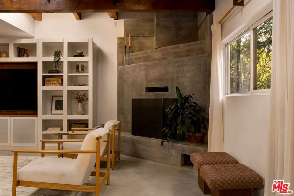 24647 Mulholland Highway Calabasas, CA 91302