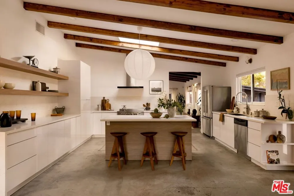 24647 Mulholland Highway Calabasas, CA 91302