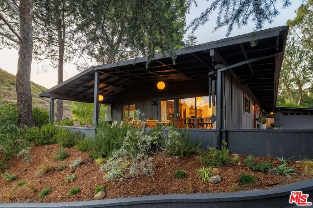 24647 Mulholland Highway Calabasas, CA 91302