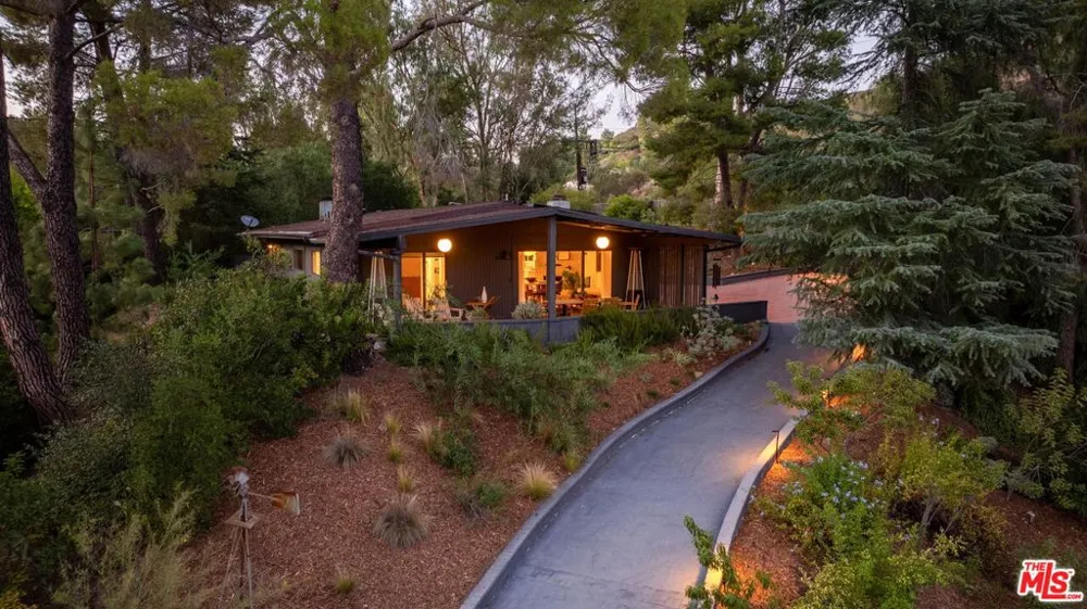 24647 Mulholland Highway Calabasas, CA 91302