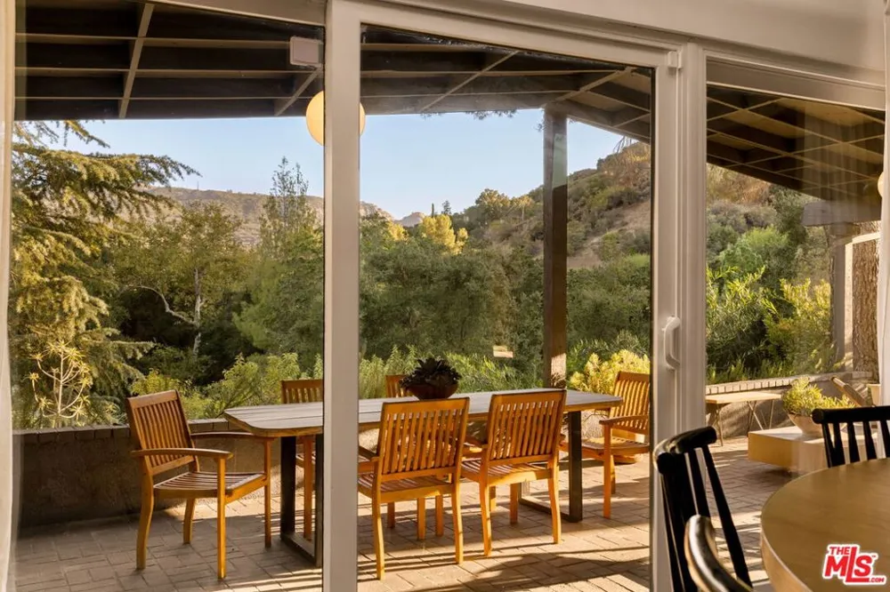24647 Mulholland Highway Calabasas, CA 91302