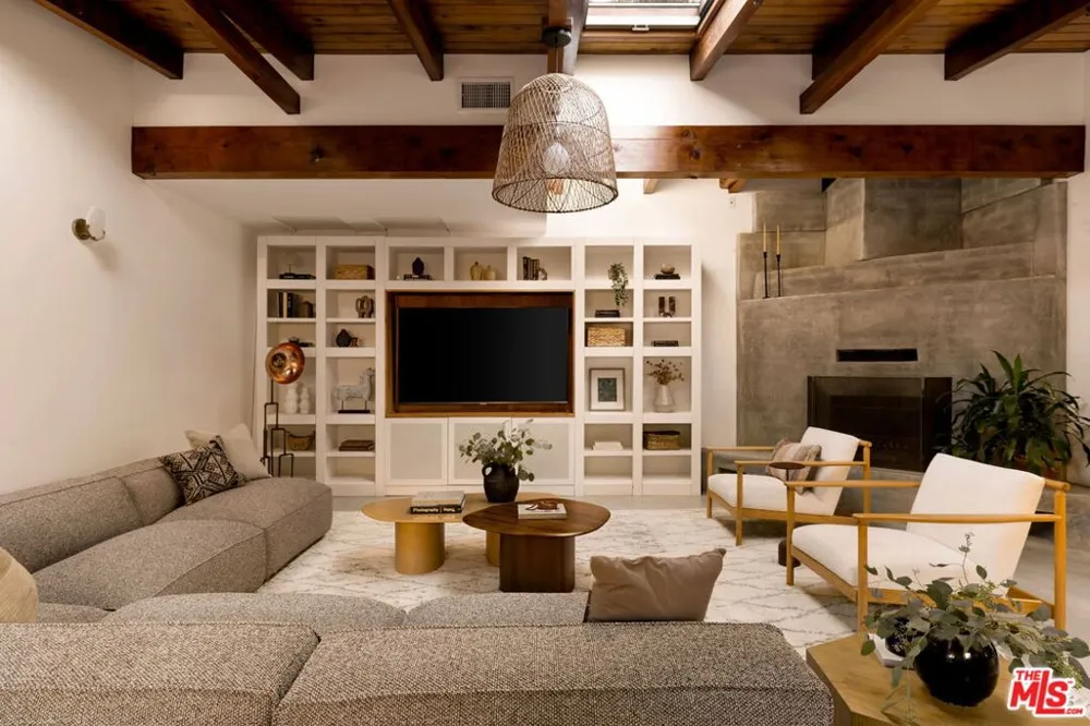 24647 Mulholland Highway Calabasas, CA 91302