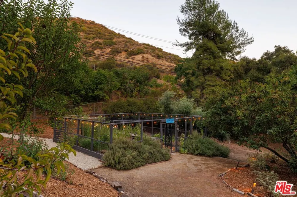 24647 Mulholland Highway Calabasas, CA 91302