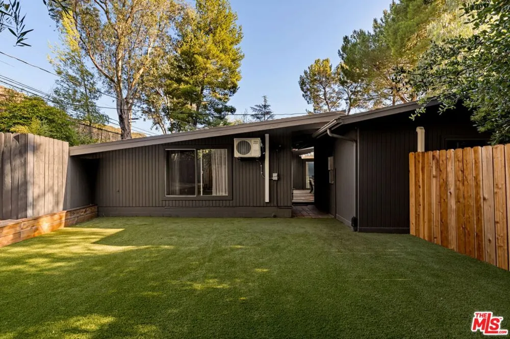 24647 Mulholland Highway Calabasas, CA 91302