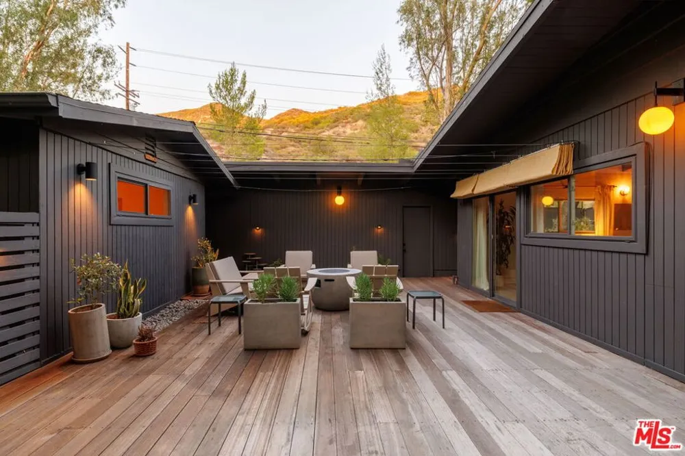 24647 Mulholland Highway Calabasas, CA 91302