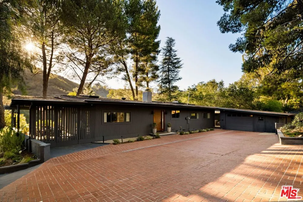 24647 Mulholland Highway Calabasas, CA 91302