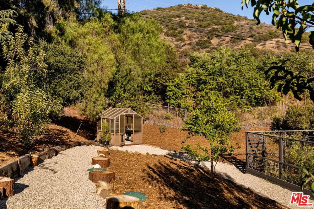 24647 Mulholland Highway Calabasas, CA 91302