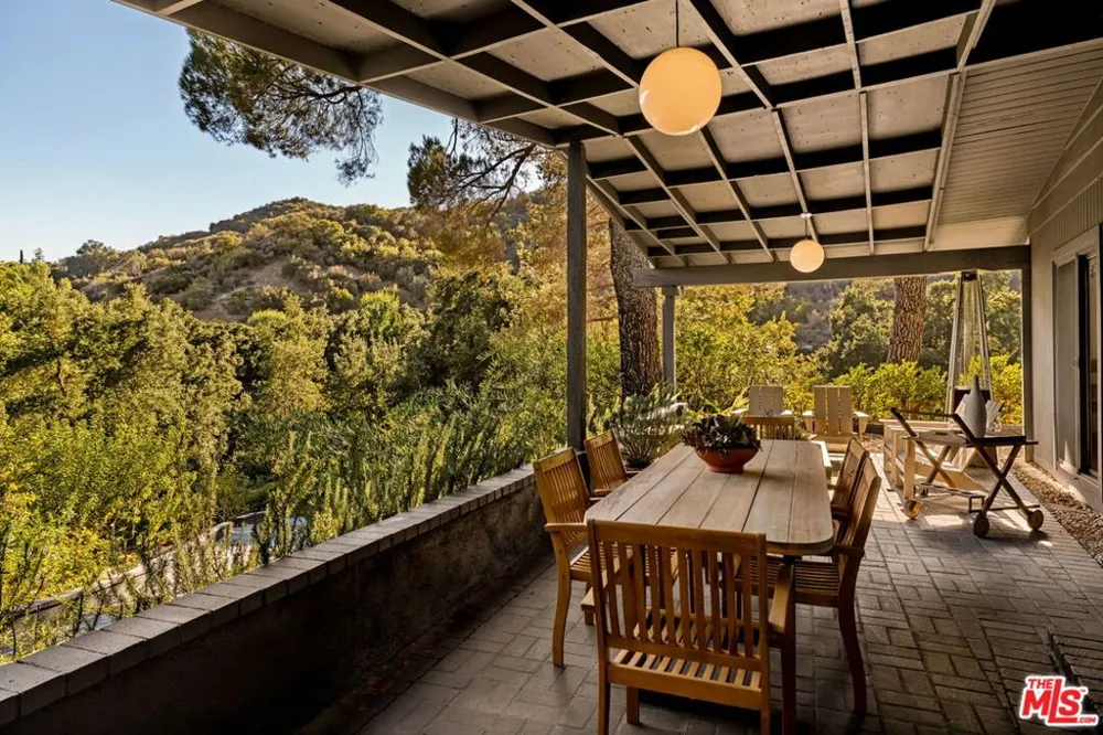 24647 Mulholland Highway Calabasas, CA 91302