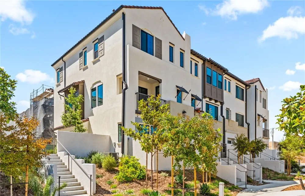 108 Pickwick Lane Court Burbank, CA 91506