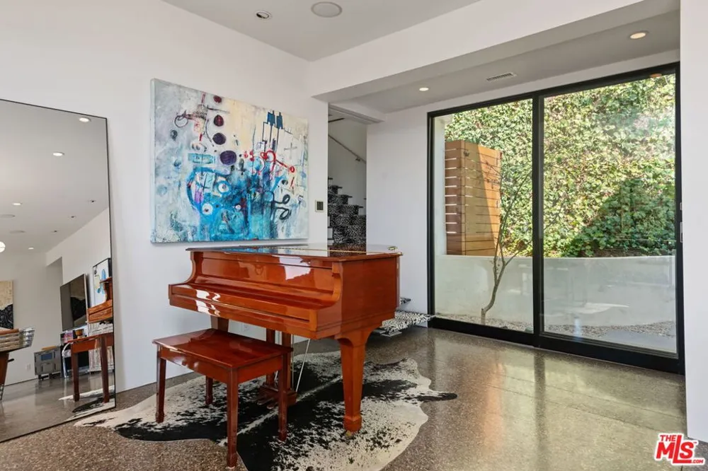 1570 Casale Road Los Angeles, CA 90272