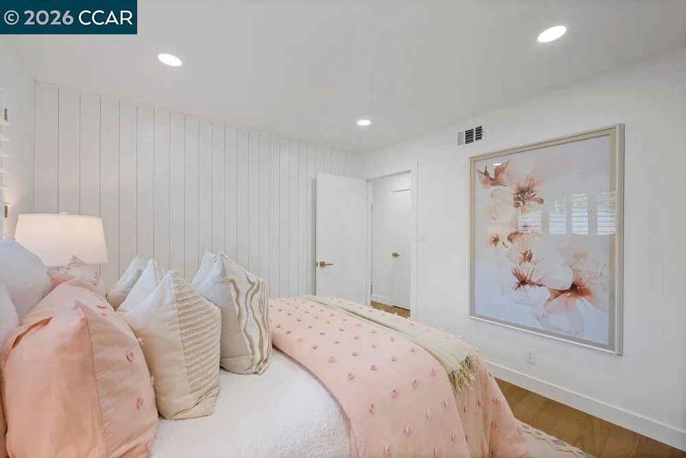8 Ramona Dr Orinda, CA 94563