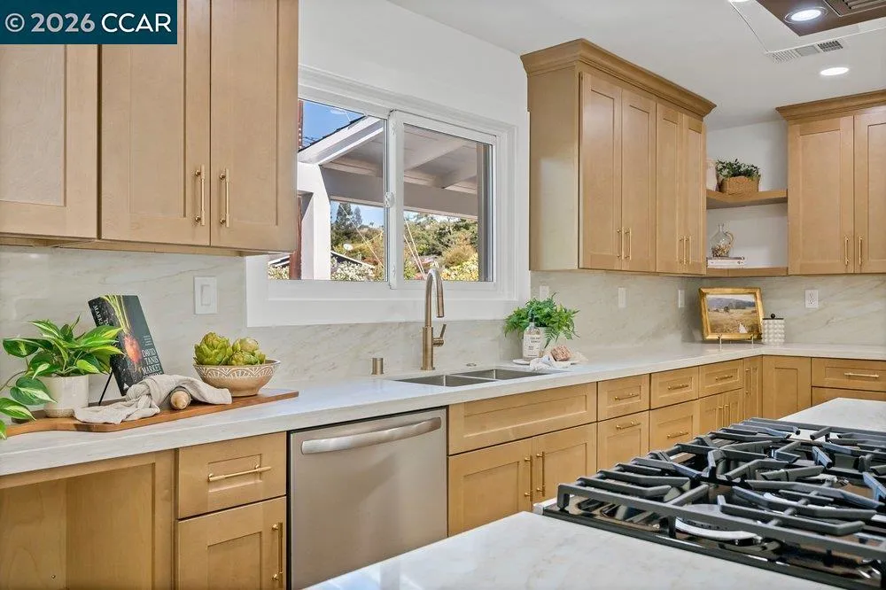8 Ramona Dr Orinda, CA 94563