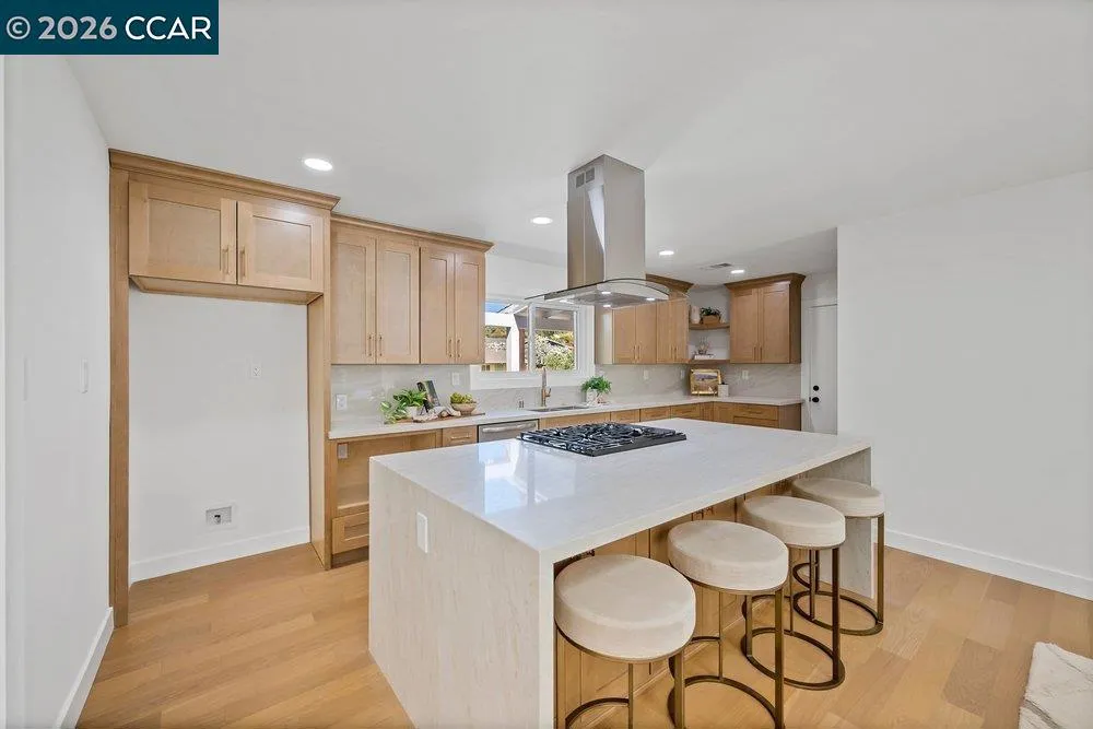 8 Ramona Dr Orinda, CA 94563