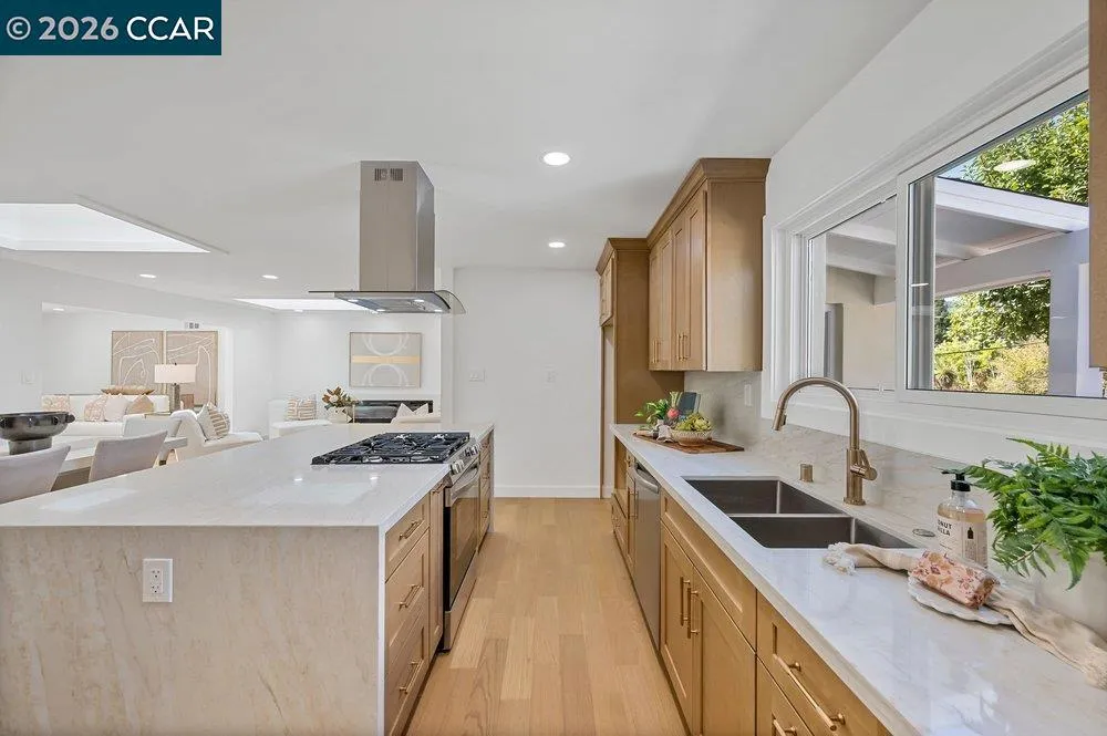 8 Ramona Dr Orinda, CA 94563