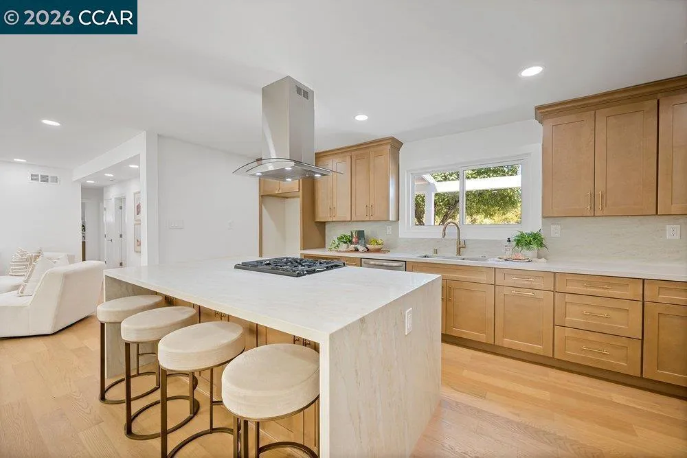 8 Ramona Dr Orinda, CA 94563