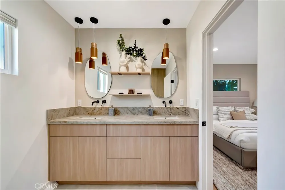 22120 Costanso Street Woodland Hills, CA 91364
