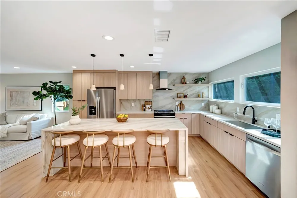22120 Costanso Street Woodland Hills, CA 91364