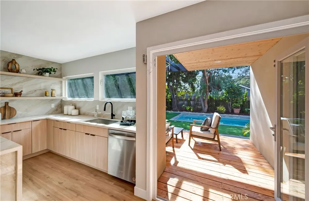 22120 Costanso Street Woodland Hills, CA 91364