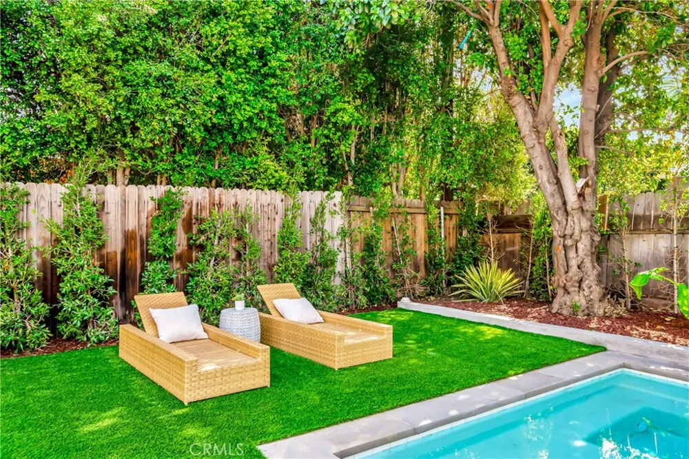 22120 Costanso Street Woodland Hills, CA 91364