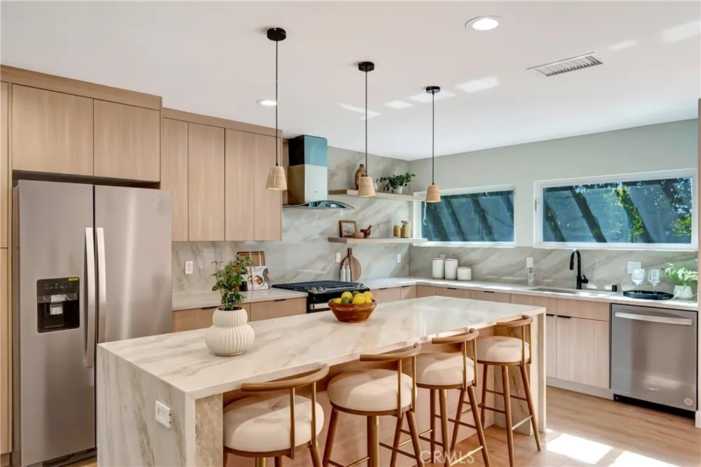 22120 Costanso Street Woodland Hills, CA 91364